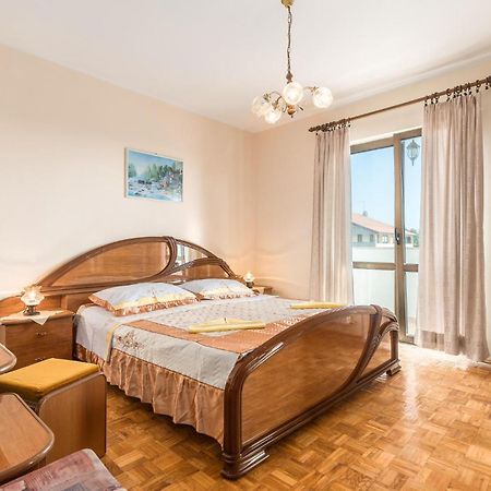 Beautiful Home In Visnjan With Wifi Bagian luar foto