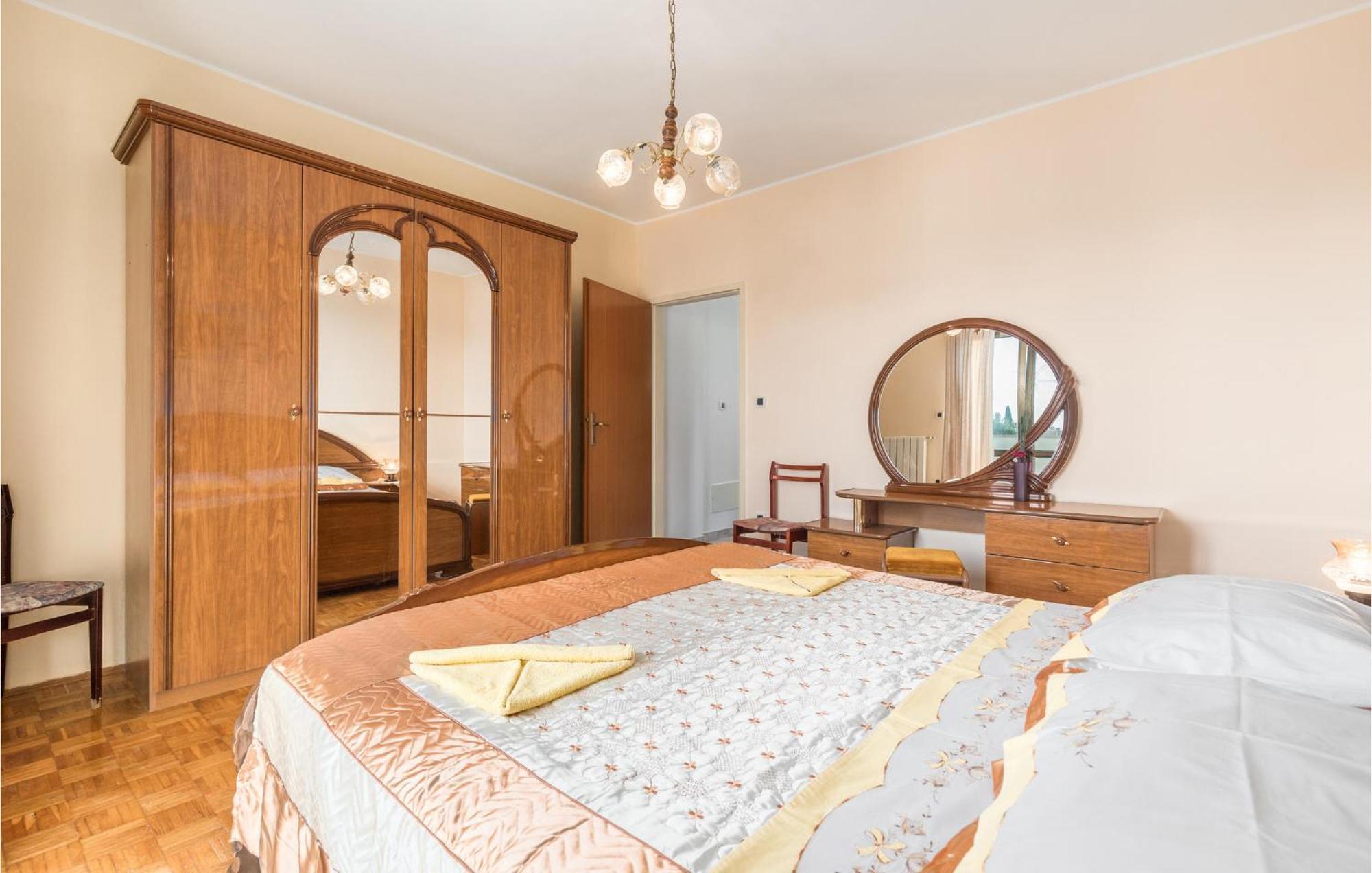 Beautiful Home In Visnjan With Wifi Bagian luar foto