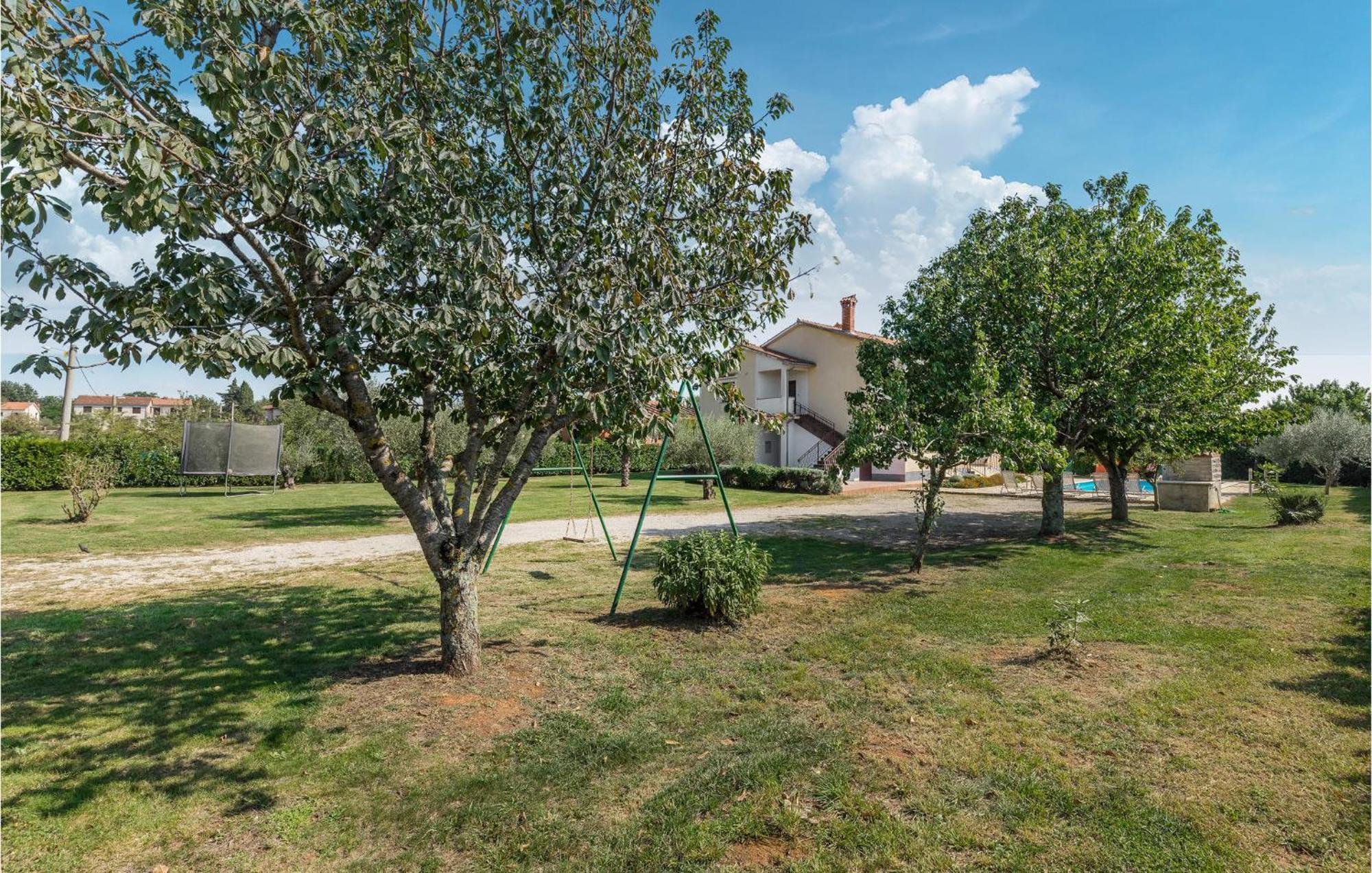 Beautiful Home In Visnjan With Wifi Bagian luar foto