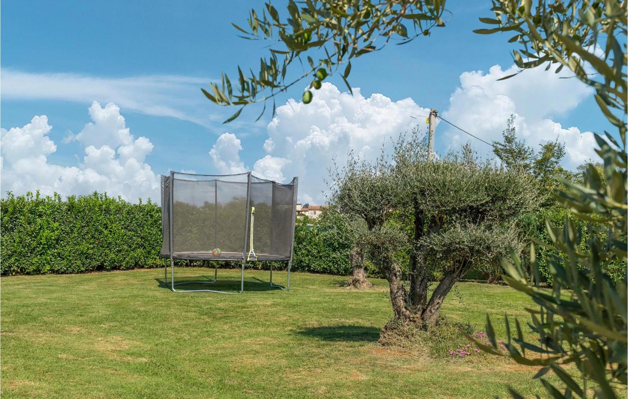 Beautiful Home In Visnjan With Wifi Bagian luar foto